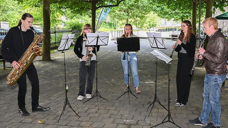 Ein Bläserensemble der städtischen Musikschule Schweinfurt umrahmte musikalisch die Eröffnungsfeier. Ein Bläserensemble der städtischen Musikschule Schweinfurt umrahmte musikalisch die Eröffnungsfeier.