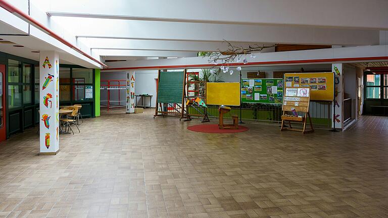 Die Aula der Grundschule vor der Sanierung. Die Aula der Grundschule vor der Sanierung.