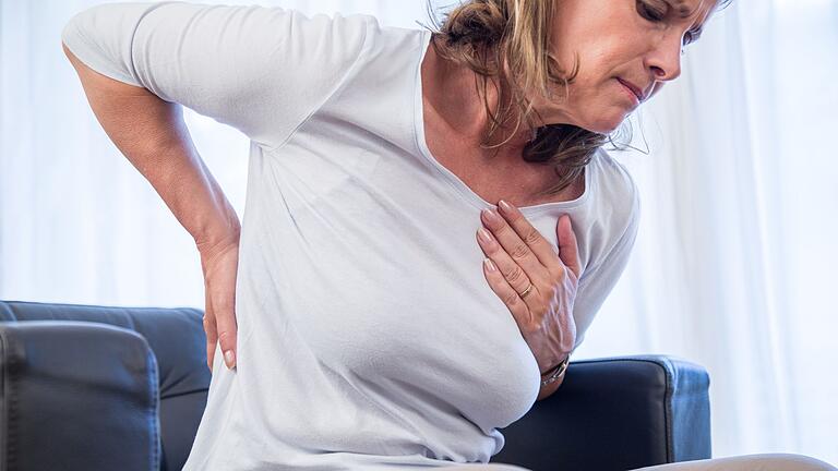 Herzinfarkt - Bei Frauen strahlt der Brustschmerz vor allem in den Rücken und Oberbauch aus. Es besteht Verwechslungsgefahr mit Magenschmerzen. Herzinfarkt - Bei Frauen strahlt der Brustschmerz vor allem in den Rücken und Oberbauch aus. Es besteht Verwechslungsgefahr mit Magenschmerzen.