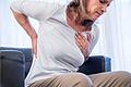 Herzinfarkt       -  Bei Frauen strahlt der Brustschmerz vor allem in den Rücken und Oberbauch aus. Es besteht Verwechslungsgefahr mit Magenschmerzen.