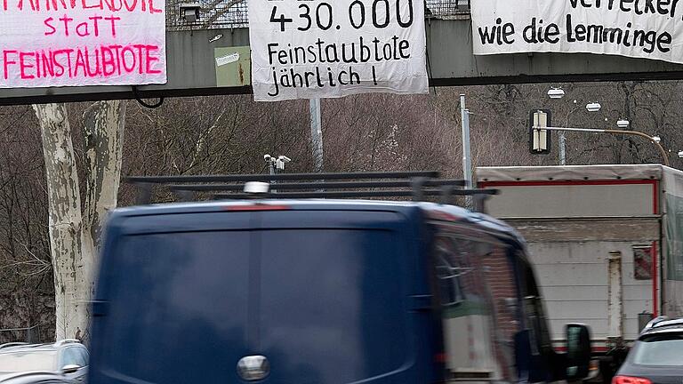 FILES-GERMANY-AUTOMOBILE-POLLUTION-COURT-RULING - Transparente weisen über einer vielbefahrenen Straße in Stuttgart auf die hohe Umweltbelastung durch Abgase hin. FILES-GERMANY-AUTOMOBILE-POLLUTION-COURT-RULING - Transparente weisen über einer vielbefahrenen Straße in Stuttgart auf die hohe Umweltbelastung durch Abgase hin.