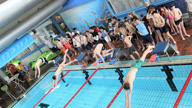 2019 noch möglich: Beim Kreisschwimmfest im Mainlandbad Höchberg gab es Staffelwettbewerbe der Schulklassen. 2019 noch möglich: Beim Kreisschwimmfest im Mainlandbad Höchberg gab es Staffelwettbewerbe der Schulklassen.