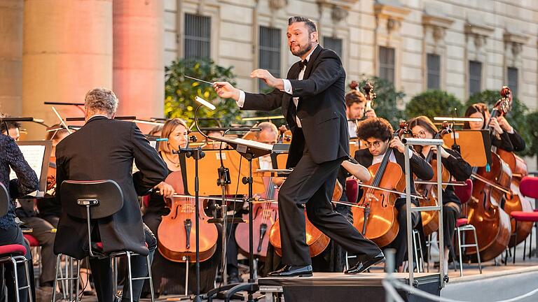 Enrico Calesso und das Philharmonische Orchester bei der Nachtmusik des Mozartfests 2023. Man beachte: Die Celli sitzen rechts außen.