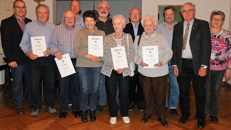 Fröhliche Gesichter: Im Bild die Geehrten der Röthleiner Eigenheimer mit Vorstand Peter Brembs (links), Marga Hanstchel (rechts) und Georg Grembler (Zweiter von rechts/ Landesvorstandsmitglied). Fröhliche Gesichter: Im Bild die Geehrten der Röthleiner Eigenheimer mit Vorstand Peter Brembs (links), Marga Hanstchel (rechts) und Georg Grembler (Zweiter von rechts/ Landesvorstandsmitglied).