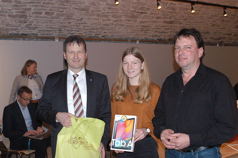 Lenkungsgruppensprecher Jürgen Heusinger (rechts) und sein Stellvertreter Thomas Helbling (links) übergaben Marie Seufert das gewonnene Tablet. Lenkungsgruppensprecher Jürgen Heusinger (rechts) und sein Stellvertreter Thomas Helbling (links) übergaben Marie Seufert das gewonnene Tablet.