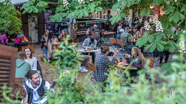 Am Wochenende ist Biergarten-Wetter angesagt (im Bild: die Waldschänke Dornheim in Würzburg). Das Infektionsrisiko im Freien gilt als gering. Trotzdem sollte man auch draußen ein paar Regeln beachten. Am Wochenende ist Biergarten-Wetter angesagt (im Bild: die Waldschänke Dornheim in Würzburg). Das Infektionsrisiko im Freien gilt als gering. Trotzdem sollte man auch draußen ein paar Regeln beachten.