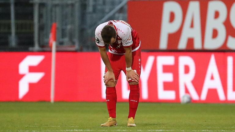 Die Enttäuschung von David Kopacz nach dem 2:2 gegen Zwickau steht stellvertretend für die Stimmung am Ende der Vorrunde bei den Würzburger Kickers. Die Enttäuschung von David Kopacz nach dem 2:2 gegen Zwickau steht stellvertretend für die Stimmung am Ende der Vorrunde bei den Würzburger Kickers.