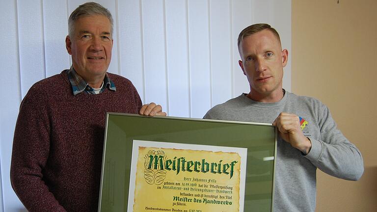 Johannes Fella (rechts) hat die Meisterprüfung bestanden. Mit ihm freut sich sein Vater Gerhard Fella, der in absehbarer Zeit die Geschäftsführung an seinen Sohn abgeben wird.&nbsp;