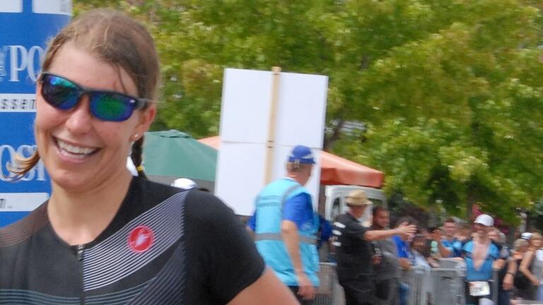 Eleisa Haag vom SV 05 Würzburg freut sich beim Zieleinlauf über ihren erneuten Erfolg in Kitzingen, heuer erstmals auf der Olympischen Distanz. Eleisa Haag vom SV 05 Würzburg freut sich beim Zieleinlauf über ihren erneuten Erfolg in Kitzingen, heuer erstmals auf der Olympischen Distanz.