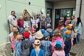 Der Kindergarten Üchtelhausen hat dem Bildhauer Peter Vollert einen Blumenstrauß aus bunten Handabdrücken überreicht. Dazu gab es ein Lied als Dank für die von Vollert gespendete Schutzmantelmadonna.