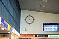 Der Uhr im Innenraum des Würzburger Hauptbahnhof fehlen auch am 28. Juni die Zeiger.