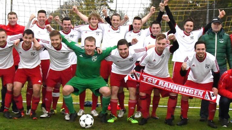 spo-Rannungen-sdh-DSC_1963       -  Erstmals Totopokalsieger im Fußballkreis Rhön ist der TSV Rannungen. Unser Siegerbild zeigt (hinten, von links)  1. Vorstand Andreas Diemer, Marcel Leurer, Fabian Erhard, Matthias Peuker, Christian Keller, Michael Röder, Martin Herbig, Lukas Englert, Julian Stahl, Trainer Werner Köhler und Betreuer Sebastian Röder sowie (vorne, von links) Daniel Kraus, Andreas Berninger, Timo Stahl, Florian Erhard, Lukas Memmel, Dominik Gehrig, Benjamin Kaufmann und Zeugwart Julian Büttner. Auf dem Foto fehlen: Tobias Geier, Florian Löffler, Patrick Leurer, Thomas Wolf, Justin Böhm.Foto2 (2): Hopf