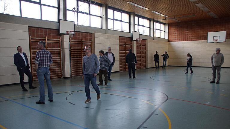 95 000 Euro kostete der neue Prallschutz aus hellem Holz für die Schulturnhalle. Vom Ergebnis konnte sich der Gemeinderat am Dienstag ein Bild machen.