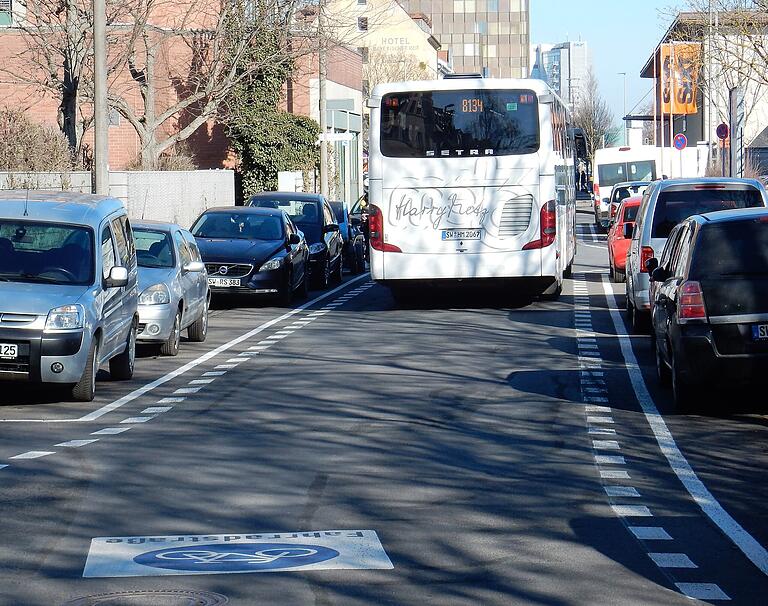 Eng wird es, wenn der Bus kommt – und der kommt oft.