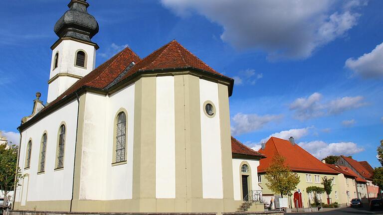 32 Kirchenorte mit größeren und kleineren Gotteshäusern, verteilt über den halben Landkreis. Während die eher kleinere Kirche St. Andreas in Köhler quasi die nördliche Grenze des pastoralen Raumes begrenzt, steht gut 20 Kilometer Richtung Steigerwald die St. Bartholomäuskirche in Rödelsee (hier im Bild), fast der südlichste Punkt des pastoralen Raumes. 32 Kirchenorte mit größeren und kleineren Gotteshäusern, verteilt über den halben Landkreis. Während die eher kleinere Kirche St. Andreas in Köhler quasi die nördliche Grenze des pastoralen Raumes begrenzt, steht gut 20 Kilometer Richtung Steigerwald die St. Bartholomäuskirche in Rödelsee (hier im Bild), fast der südlichste Punkt des pastoralen Raumes.