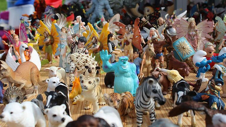 Secondhand shoppen, statt alles neu zu kaufen: Am Sonntag werden in Rottendorf nicht nur Kinderkleider, sondern auch Spielzeug angeboten (Symbolbild). Secondhand shoppen, statt alles neu zu kaufen: Am Sonntag werden in Rottendorf nicht nur Kinderkleider, sondern auch Spielzeug angeboten (Symbolbild).