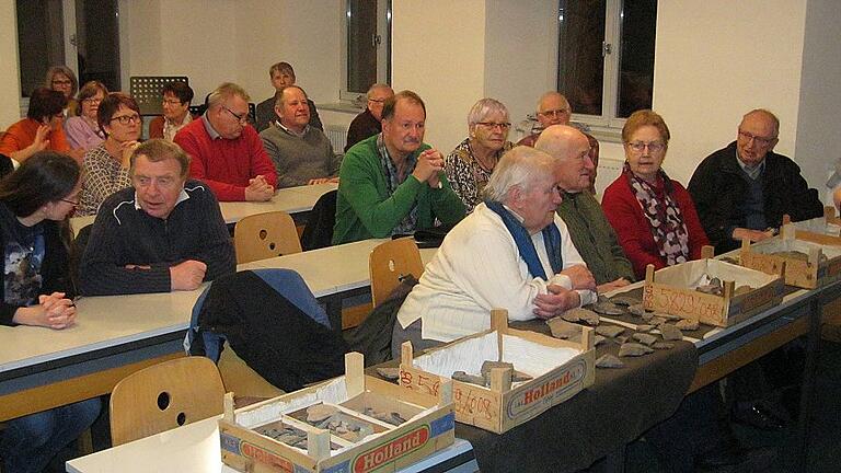 Geschichte und Archäologie im wahrsten Sinne des Wortes zum Anfassen. Die Besucher bestaunen die Fundstücke, die Ernst Lauerbach mitgebracht hat. Geschichte und Archäologie im wahrsten Sinne des Wortes zum Anfassen. Die Besucher bestaunen die Fundstücke, die Ernst Lauerbach mitgebracht hat.