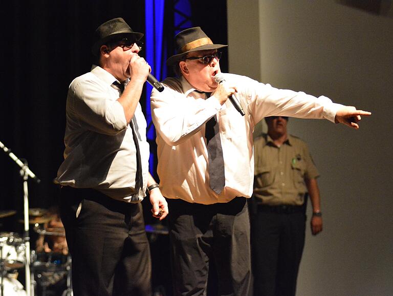 Eine irre Show boten die beiden stimmgewaltigen Blues Brothers in der Stadthalle.