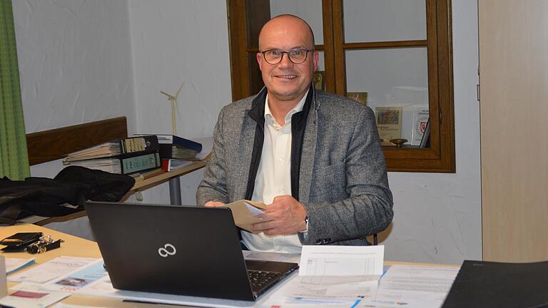 Volker Hemrich aus Urspringen hat nach sechs Jahren Amtszeit immer noch Spaß als Bürgermeister und kandidiert wieder bei der Kommunalwahl 2020 – diesmal als einziger Kandidat. Volker Hemrich aus Urspringen hat nach sechs Jahren Amtszeit immer noch Spaß als Bürgermeister und kandidiert wieder bei der Kommunalwahl 2020 – diesmal als einziger Kandidat.