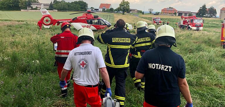 35 Helfer waren im Einsatz, um den verletzten Jugendlichen und seine unter Schock stehenden Begleiter zu retten. 35 Helfer waren im Einsatz, um den verletzten Jugendlichen und seine unter Schock stehenden Begleiter zu retten.