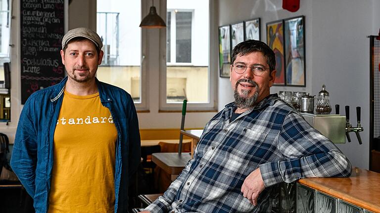 Patrick Schopf (links) und Harry Rauenbusch sind Geschäftsführer der Kneipe Standard in Würzburg. Damit die Gastronomieszene überleben kann, halten sie eine Anhebung der Mehrwertsteuer in frühestens zwei Jahren für möglich. Patrick Schopf (links) und Harry Rauenbusch sind Geschäftsführer der Kneipe Standard in Würzburg. Damit die Gastronomieszene überleben kann, halten sie eine Anhebung der Mehrwertsteuer in frühestens zwei Jahren für möglich. 