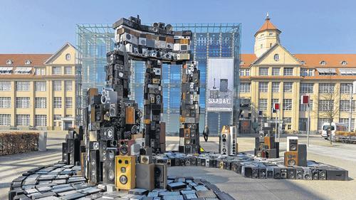 3000 Lautsprecher: Vor dem Karlsruher Zentrum für Kunst uns Medientechnologie (ZKM) wird am Donnerstag das Kunstwerk &bdquo;Temple&ldquo; von dem Künstler Benoit Maubrey aus dem Jahr 2012 gezeigt. Dieses ist Teil der Ausstellung &bdquo;Sound Art. Klang als Medium der Kunst&ldquo;, die vom 17. März an zu sehen ist.