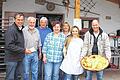 Backhausteam übergibt Spende       -  (mia)   Bei der Maifeier rund um das Mehrgenerationenhaus (MGH) Binsfeld hatte das Backhausteam, das die Besucher mit Holzofenbrot, Plootz, Pizza und Flammkuchen verköstigte, eine große Überraschung für das MGH und die Kindertagesstätte, heißt es in einer Pressemitteilung. Franz-Josef Sauer, Vorsitzender des Johannesvereins und Zweiter Bürgermeister, durfte eine Spende in Höhe von mehr als 300 Euro aus dem Erlös der Aktionen bei der Maifeier, überreicht vom Backhausteam, entgegen nehmen. Er dankte den fleißigen Helfern um &bdquo;Chef&ldquo; Hermann Fella für ihren jahrelangen Einsatz. Im Bild von links: Franz-Josef Sauer, Hermann Fella, Oswald Joa, Sylvia Schenk, Inge Graus, Gabi Stark und Otmar Schraud.