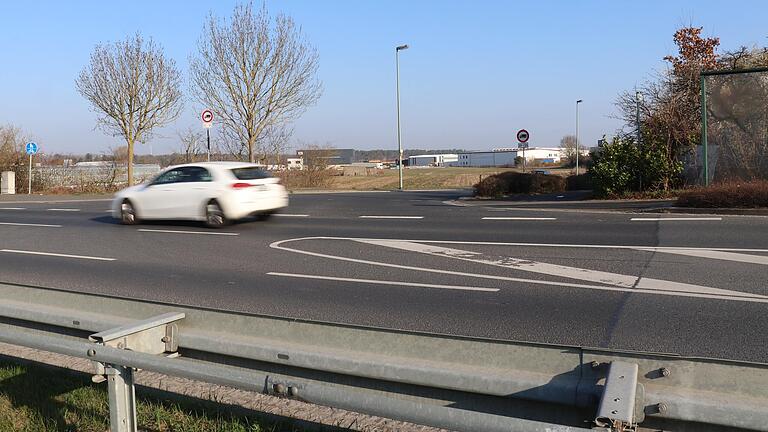 Auf einem 10.000 Quadratmeter großen Grundstück (im Hintergrund) an der Einmündung des Lochwegs in die Nordtangente soll die neue Kitzinger BRK-Rettungswache entstehen. Auf einem 10.000 Quadratmeter großen Grundstück (im Hintergrund) an der Einmündung des Lochwegs in die Nordtangente soll die neue Kitzinger BRK-Rettungswache entstehen.