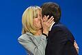 FRANCE2017-VOTE       -  Der französische Präsidentschaftskandidat Emmanuel Macron küsst seine Frau Brigitte.