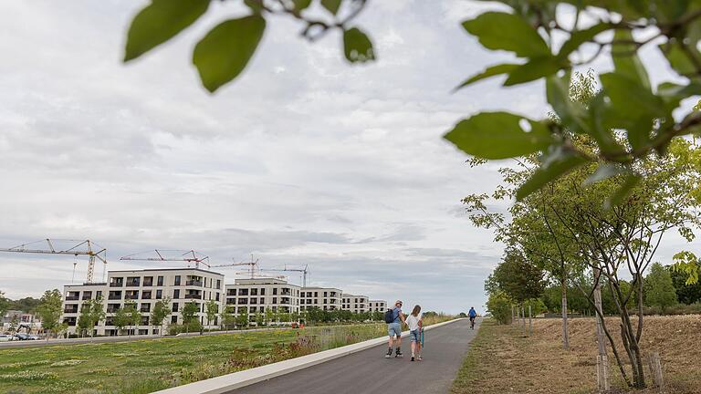 Das Hubland ein Jahr nach der Landesgartenschau. Aus der ehemaligen Landebahn links entlang des Beltwalks soll nach Plänen des Gartenamtes ein Gebrauchsrasen werden. Die Kräne links im Hintergrund zeugen von reger Bautätigkeit. Das Hubland ein Jahr nach der Landesgartenschau. Aus der ehemaligen Landebahn links entlang des Beltwalks soll nach Plänen des Gartenamtes ein Gebrauchsrasen werden. Die Kräne links im Hintergrund zeugen von reger Bautätigkeit.