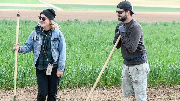 Alisa Weichselbaumer und Chriostoph Nern aus München - das Paar wollte eigentlich in den verschiedensten Ecken der Welt unterwegs sein, jetzt arbeiten sie auf dem Feld in Gützingen.