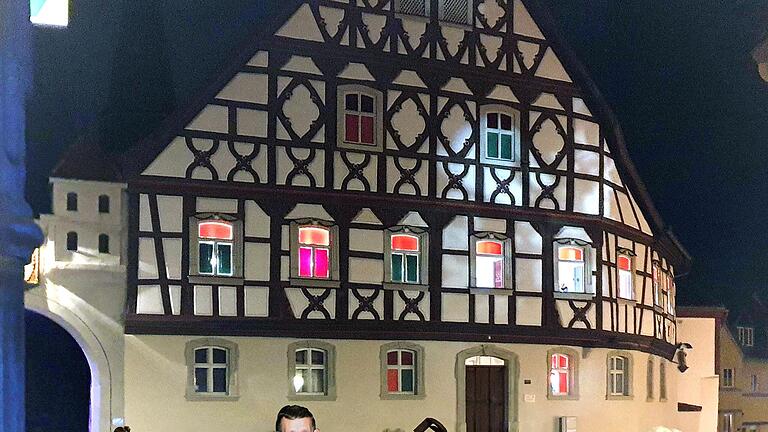 Das Heimatspielhaus wird auch dieses Jahr wieder zum überdimensionalen Adventskalender. In den einzelnen Fenstern wird Zug um Zug die Weihnachtsgeschichte dargestellt. Foto: Dieter Britz       -  Das Heimatspielhaus wird auch dieses Jahr wieder zum überdimensionalen Adventskalender. In den einzelnen Fenstern wird Zug um Zug die Weihnachtsgeschichte dargestellt. Foto: Dieter Britz