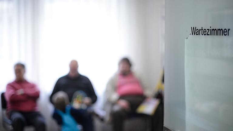 Ein volles Wartezimmer       -  Deutsche nehmen Gesundheitsleistungen im europaweiten Vergleich häufiger in Anspruch. (Symbolbild)