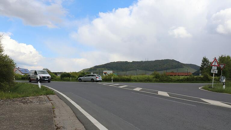 Ein Kreisverkehr soll an dieser Stelle die Kreuzung ersetzen und das Rödelseer Baugebiet mit den Straßen nach Iphofen und Mainbernheim verknüpfen. Ein Kreisverkehr soll an dieser Stelle die Kreuzung ersetzen und das Rödelseer Baugebiet mit den Straßen nach Iphofen und Mainbernheim verknüpfen.