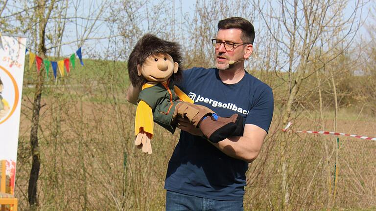 Im Bild: Jörg Sollbach und Friedolin.