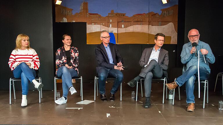 Auf dem Podium (von links) Lehrerin Klaudyna Pakosch, Diakonin Sandra Windisch, Moderator Norbert Steich, Oberbürgermeister Sebastian Remelé und Stefan Lutz-Simon.