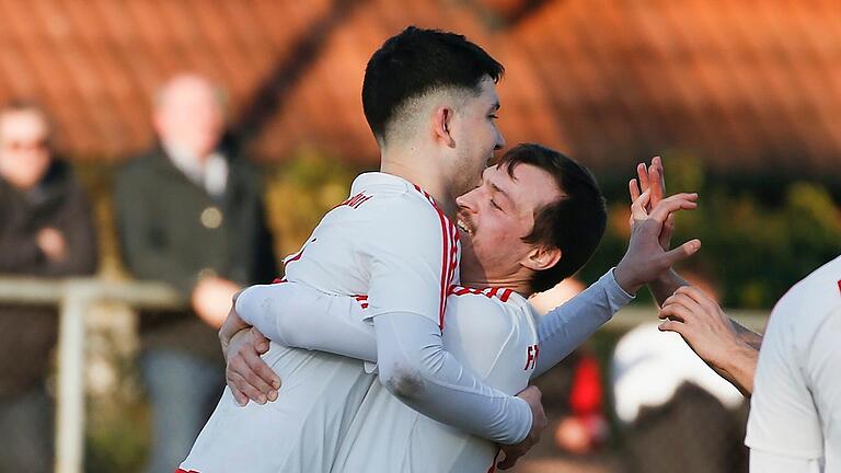 Durfte wie hier beim 4:0 gegen Geiselwind im März schon oft bei den Spielen der Turner-Reserve jubeln: Tarik Odlukaya (links). Durfte wie hier beim 4:0 gegen Geiselwind im März schon oft bei den Spielen der Turner-Reserve jubeln: Tarik Odlukaya (links).