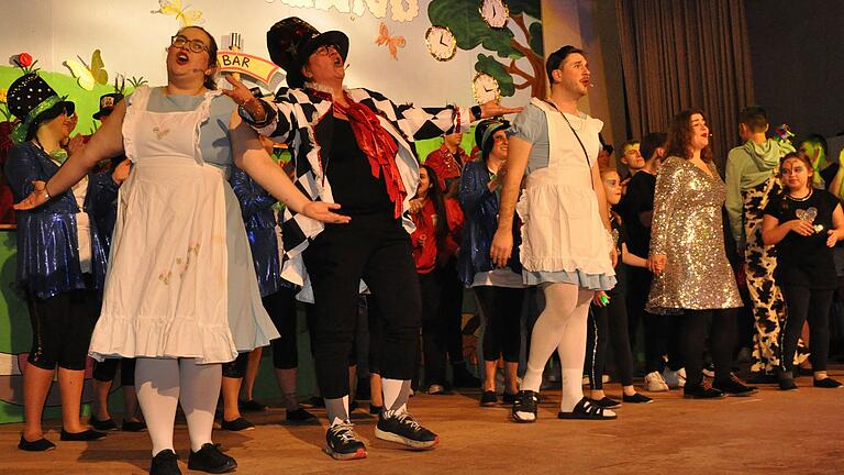 Bandans im Wunderland: Gesangeinlage beim rauschenden Finale der Prunksitzung in Hendungen.&nbsp;&nbsp;