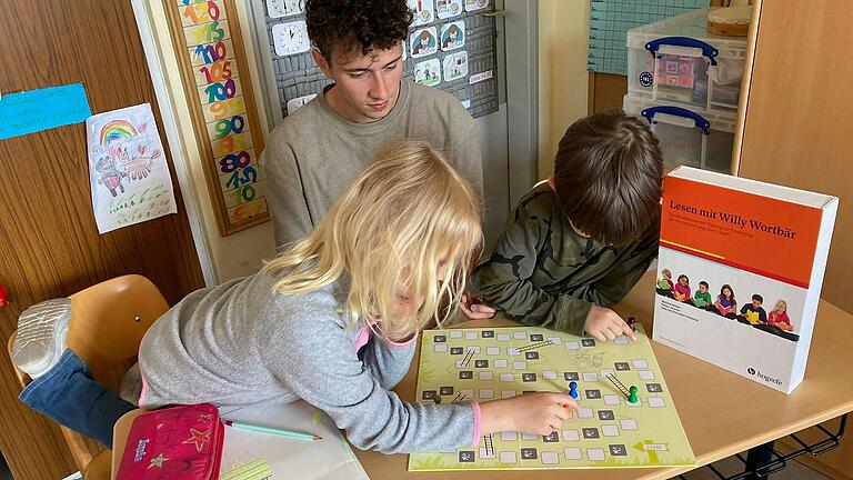 Kinder beim Lesenlernen mit Willi Wortbär.