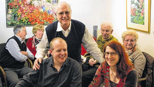 Literarisch unterwegs in Kanada: Gut besucht war wieder einmal das Café Art bei der jüngsten Ausgabe von &bdquo;Mellrichstadt liest&ldquo;. Im Bild (stehend) Moderator Fred Rautenberg mit Gastleser David Henkes und Peggy Geßner, der zweiten Moderatorin der Aktion &bdquo;Bürger lesen für Bürger&ldquo;.