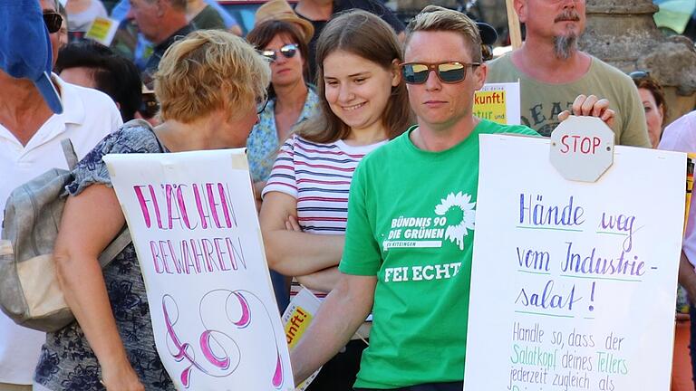 'Flächen bewahren': Impressionen von der Demo in Wiesentheid. 'Flächen bewahren': Impressionen von der Demo in Wiesentheid.