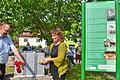 Gemeinderätin Birgit Reder-Zirkelbach und Kreisheimatpfleger Reinhold Albert legen am Gedenkstein am Radweg in Kleineibstadt Rosen und einen Stein nieder.&nbsp;