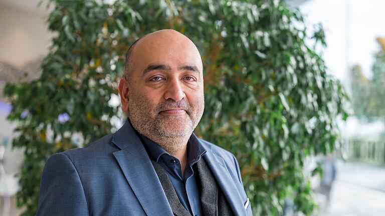Landesparteitag Bündnis 90/Die Grünen Bayern - Dem Grünen-Vorsitzenden Omid Nouripour missfällt die Art und Weise, wie CDU und CSU über mehr Befugnisse für die Sicherheitsbehörden verhandeln wollen. Er wünscht sich hier mehr Kompromissbereitschaft. (Archivbild) Landesparteitag Bündnis 90/Die Grünen Bayern - Dem Grünen-Vorsitzenden Omid Nouripour missfällt die Art und Weise, wie CDU und CSU über mehr Befugnisse für die Sicherheitsbehörden verhandeln wollen. Er wünscht sich hier mehr Kompromissbereitschaft. (Archivbild)