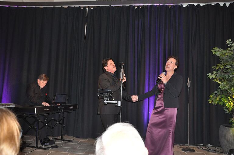 Einen vergnüglichen Konzertnachmittag erlebten die Gäste mit Liedern aus Operette, Musical und Film sowie modernen Songs in der Alten Kirche Schonungen. Im Bild die Interpreten Wolfgang Schöttner (von links), Georgios Bitzios und Heike Gündisch.