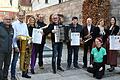 Musiker aus verschiedenen Kapellen und Ensembles freuen sich gemeinsam mit Bürgermeister Peter Juks (rechts) auf die sommerliche Konzertreihe 'Musik an der Furt' in der Ochsenfurter Altstadt.