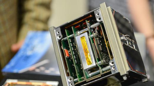 Würzburger Satellit UWE 3 kreist im Orbit       -  Das Modell von UWE 3 wurde den Gästen präsentiert. Die Modelle von UWE 1 und UWE 2 befinden sich im Deutschen Museum.Per russischer Trägerrakte ist der in Würzburg entwickelte Kleinsatellit UWE 3 am Donnerstagmorgen (21.11.2013) in den Weltraum geschickt worden. Mitarbeiter der Universität sowie Vertreter aus Politik und Medien verfolgten den Start gespannt per Audio-Liveschaltung aus der Robotikhalle des Informatikinstituts am Hubland.