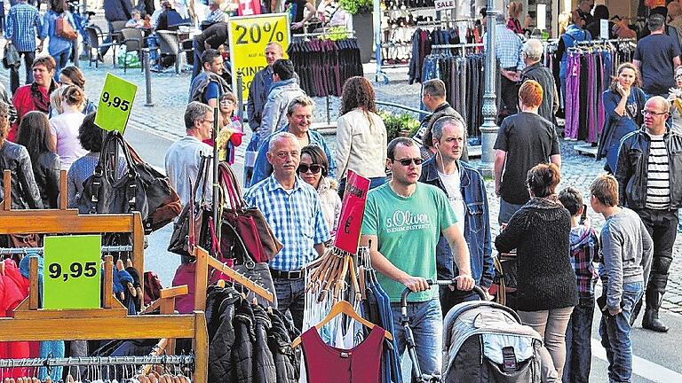 006 - Ein Urteil des Bundesverwaltungsgerichts macht es für Kommunen schwieriger, sonntags die Geschäfte zu öffnen. Gehören Einkaufserlebnisse wie dieses von einem vergangenen verkaufsoffenen Sonntag in Haßfurt bald der Vergangenheit an? 006 - Ein Urteil des Bundesverwaltungsgerichts macht es für Kommunen schwieriger, sonntags die Geschäfte zu öffnen. Gehören Einkaufserlebnisse wie dieses von einem vergangenen verkaufsoffenen Sonntag in Haßfurt bald der Vergangenheit an?