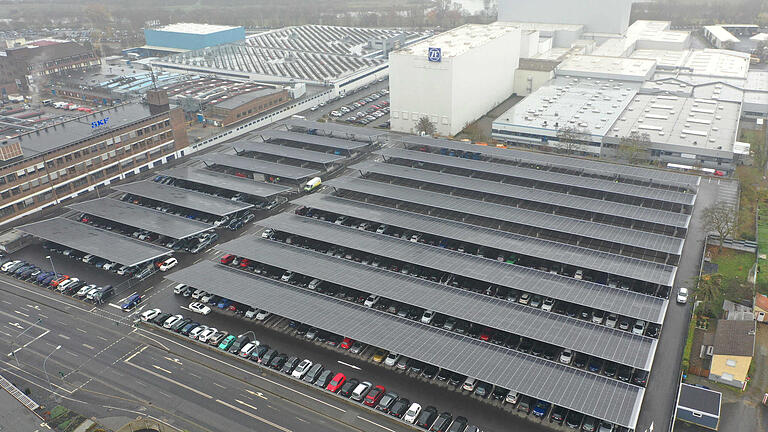 Auf einer Dachfläche von circa 14 000 Quadratmetern und mit knapp 8000 verbauten Modulen erzeugt die Anlage über dem ZF-Parkplatz in der Spitzenleistung über 2,5 Megawatt Strom.