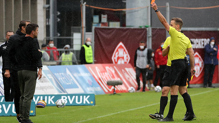 Nicht alltäglich: Platzverweis für Trainer Torsten Ziegner (FC Würzburger Kickers).