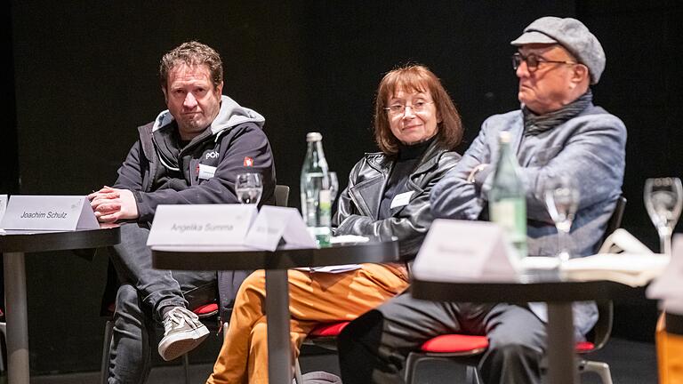 Joachim Schulz (links) Angelika Summa (mitte) und Mathias Repiscus (rechts)  beim Gespräch.